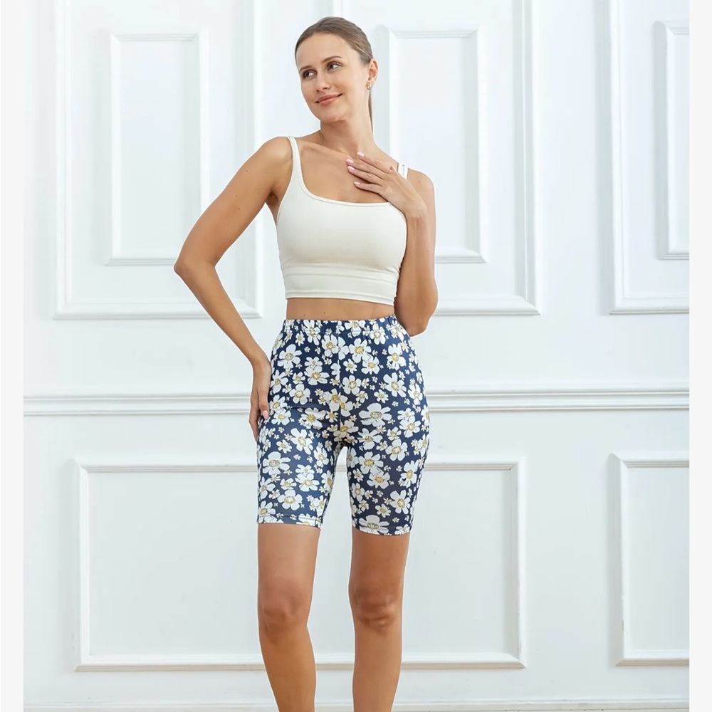 Floral Print Women's Shorts - Picture 3 of 5
